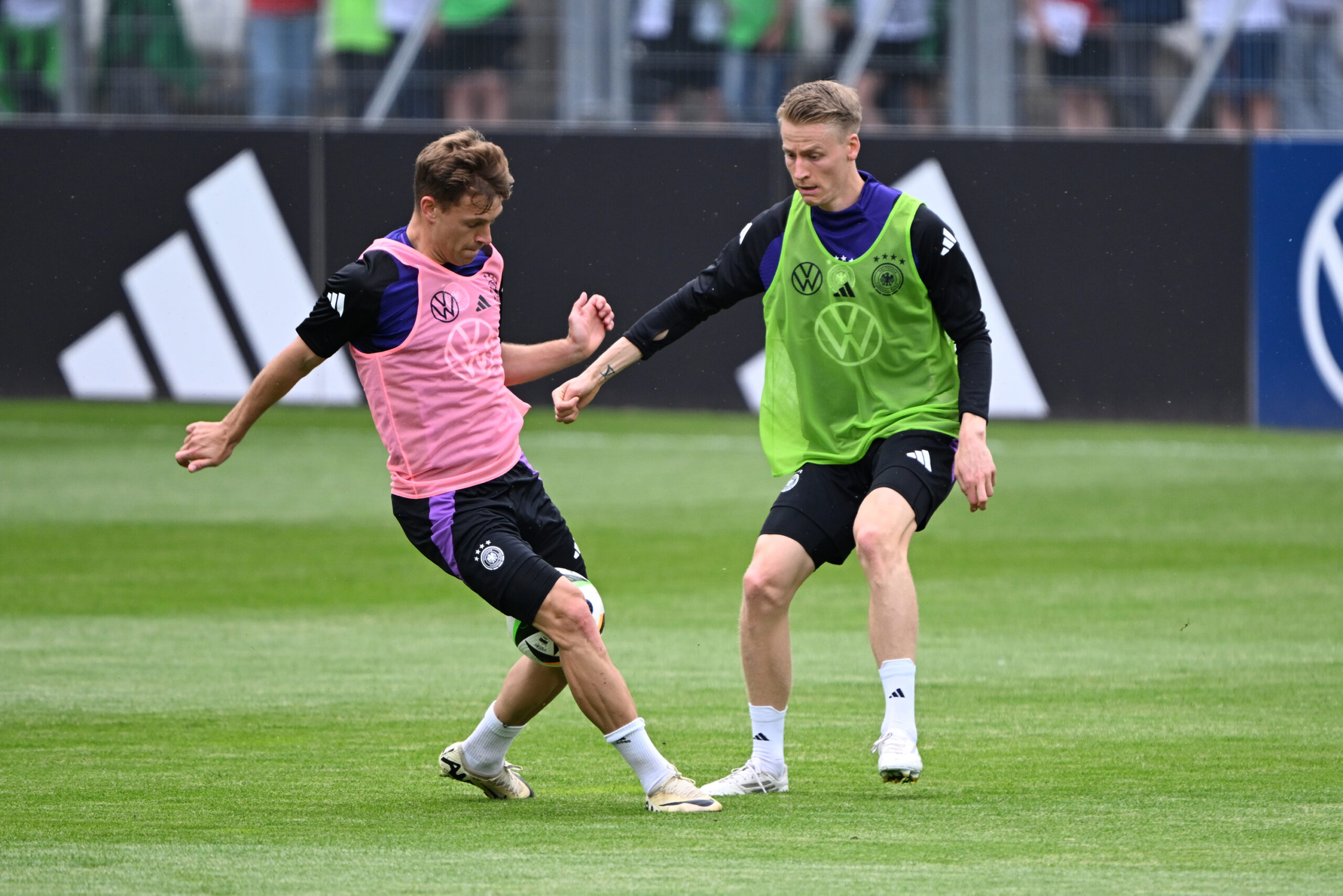 Joshua Kimmich und Chris Führich trainierten am Montagnachmittag erstmals mit den DFB-Kollegen.