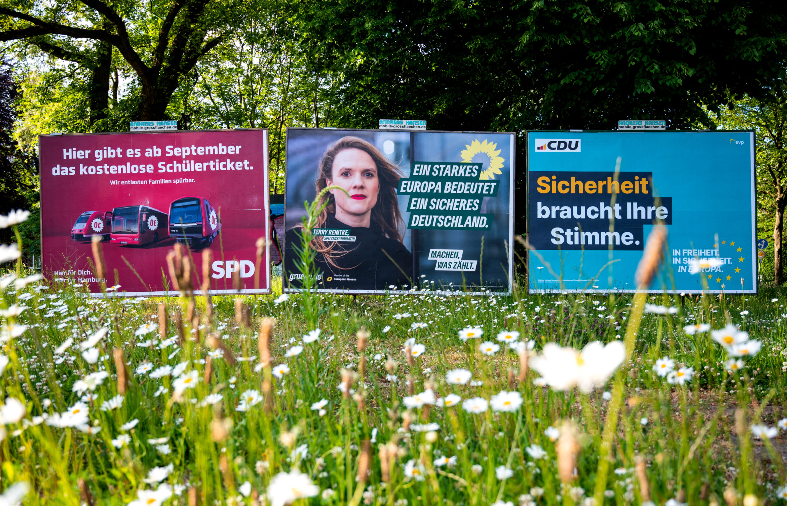 Plakate werben in Hamburg für die Europawahl.