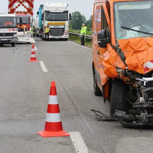 Der beschädigte Transporter. Der Fahrer hatte offenbar die Absperrung übersehen oder zu spät wahrgenommen.