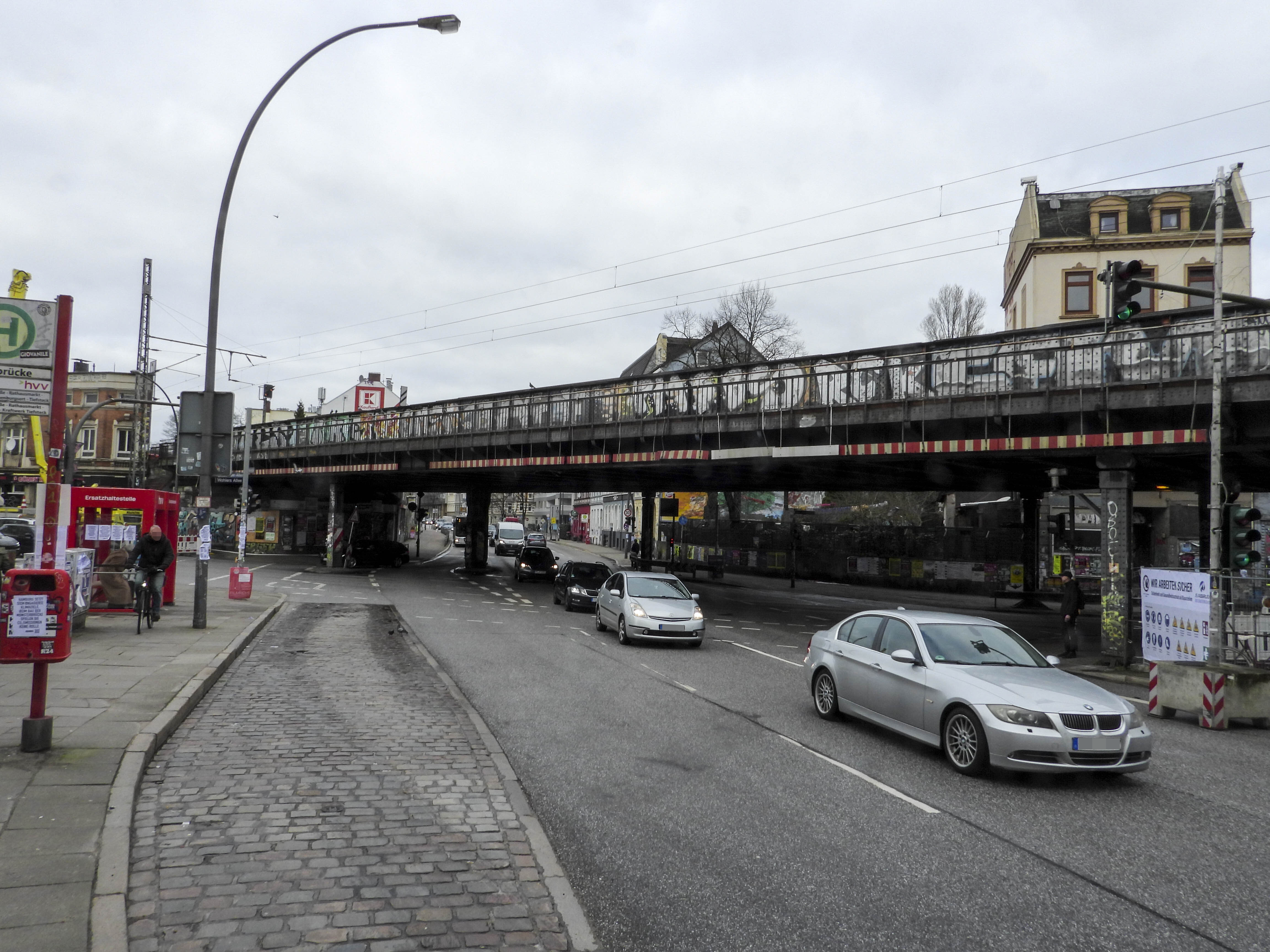 Noch steht sie: die Sternbrücke über die Max-Brauer-Allee und die Stresemannstraße in Hamburg.