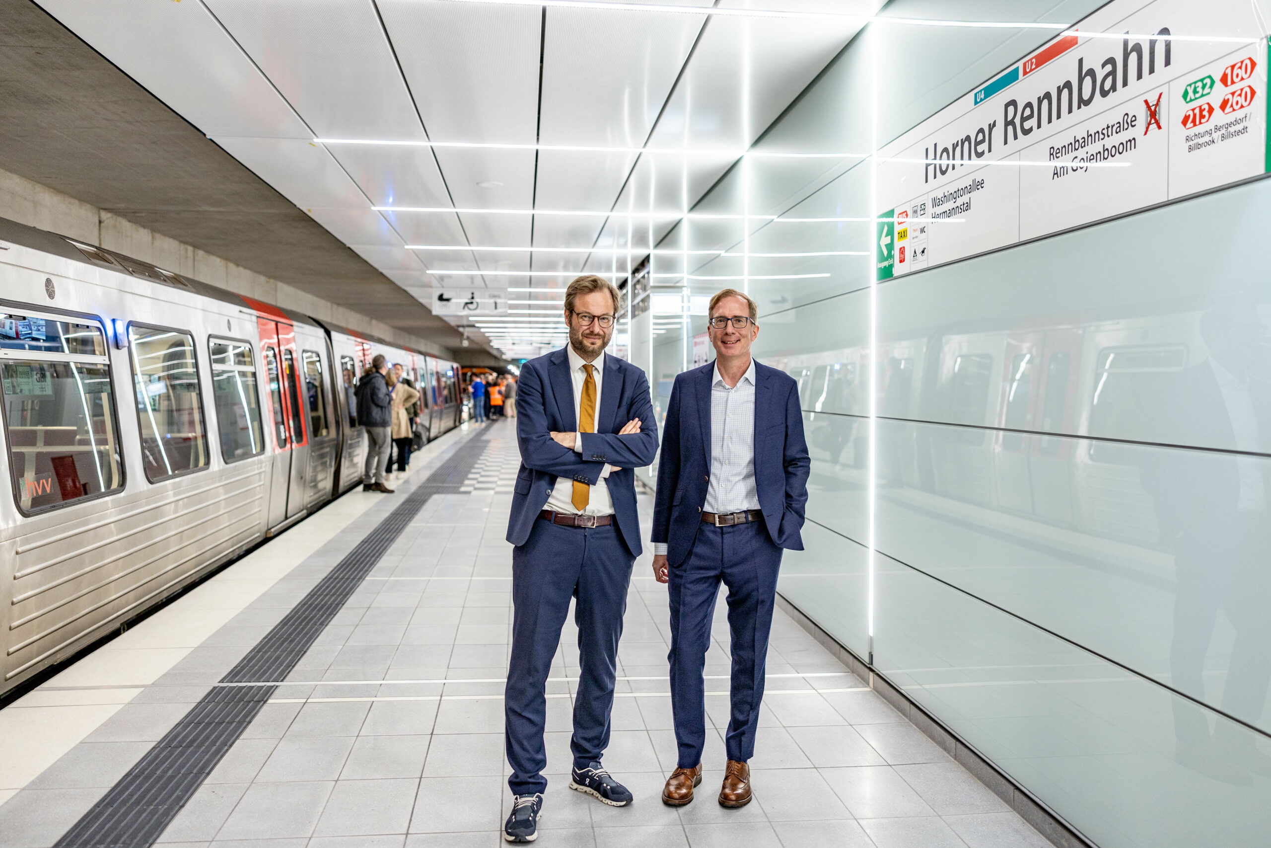 Verkehrssenator Anjes Tjarks (Grüne, links) und Hochbahn-Chef Robert Henrich an der neuen U-Bahn-Haltestelle Horner Rennbahn.