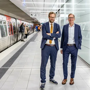 Verkehrssenator Anjes Tjarks (Grüne, links) und Hochbahn-Chef Robert Henrich im Mai 2024 an der neuen U-Bahn-Haltestelle Horner Rennbahn.