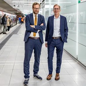 Verkehrssenator Anjes Tjarks (Grüne, links) und Hochbahn-Chef Robert Henrich im Mai 2024 an der neuen U-Bahn-Haltestelle Horner Rennbahn.