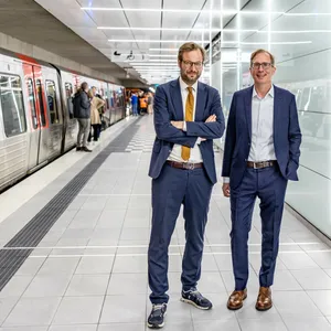 Verkehrssenator Anjes Tjarks (Grüne, links) und Hochbahn-Chef Robert Henrich an der neuen U-Bahn-Haltestelle Horner Rennbahn.