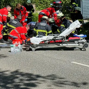 Rettungskräfte versorgen die verletzten Biker auf der Straße Volksdorfer Damm.