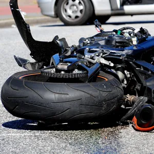 Betrunkener Motorradfahrer kommt beim Überholen von der Straße und Stürtzt – er wurde schwer verletzt