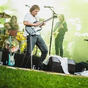 King Gizzard & The Lizard Wizard bei ihrem Marathon-Konzert im Stadtpark – mit Rockstar-Posen haben es die Australier nicht so sehr.