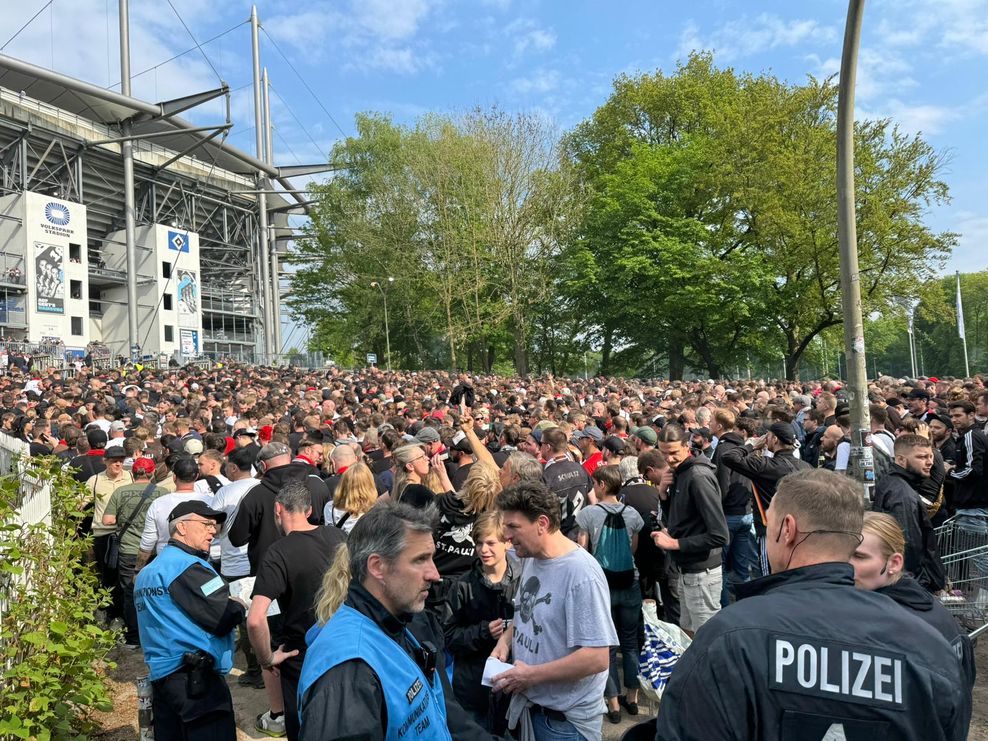 Die Schlangen zogen sich bereits vor Stadioneröffnung ewig lang.