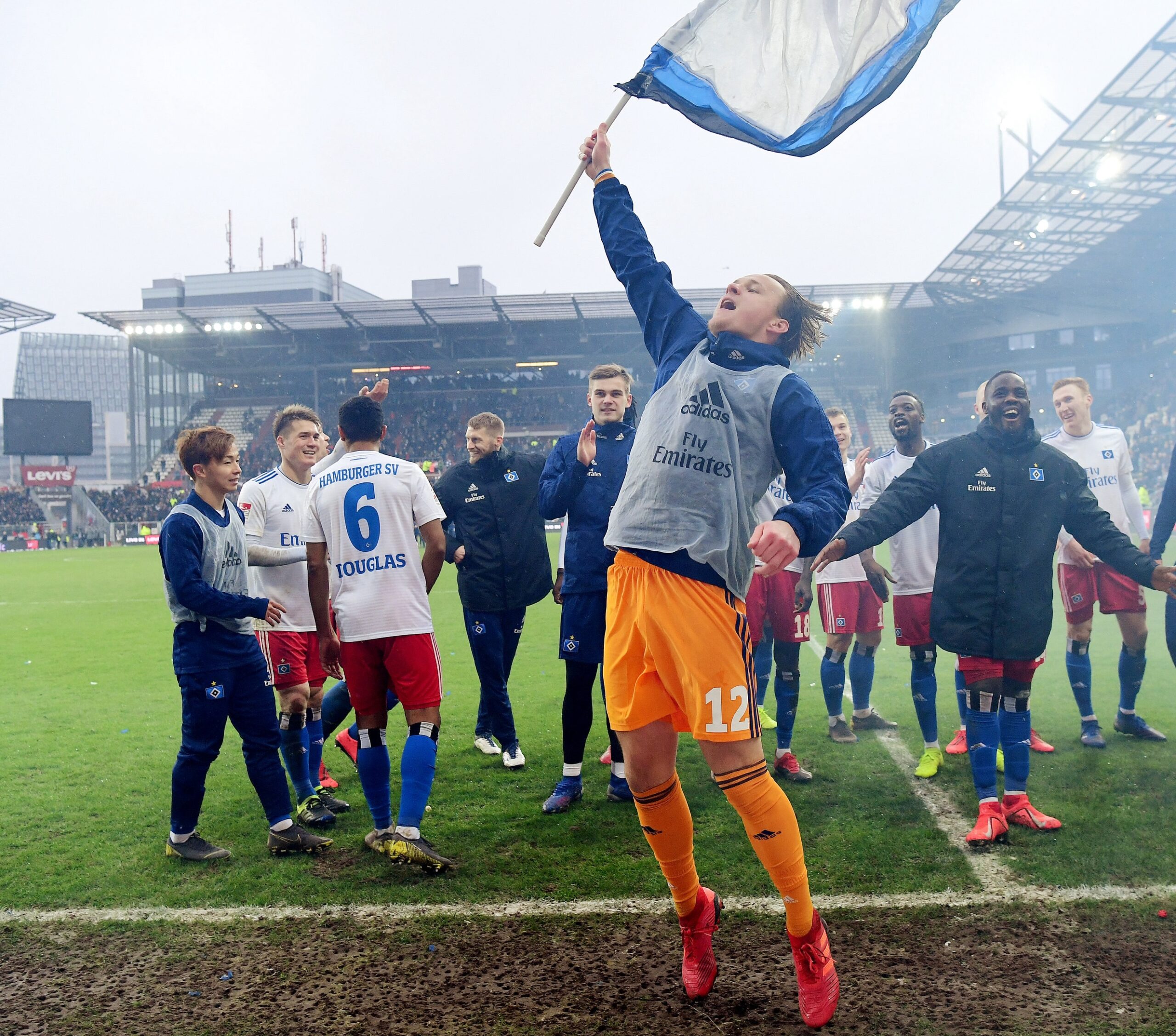 Tom Mickel feiert nachdem der HSV 2019 mit 4:0 bei St. Pauli gewann