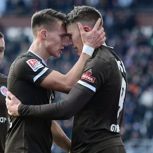 Die früheren St. Paulianer Viktor Gyökeres und Leo Östigard umarmen sich