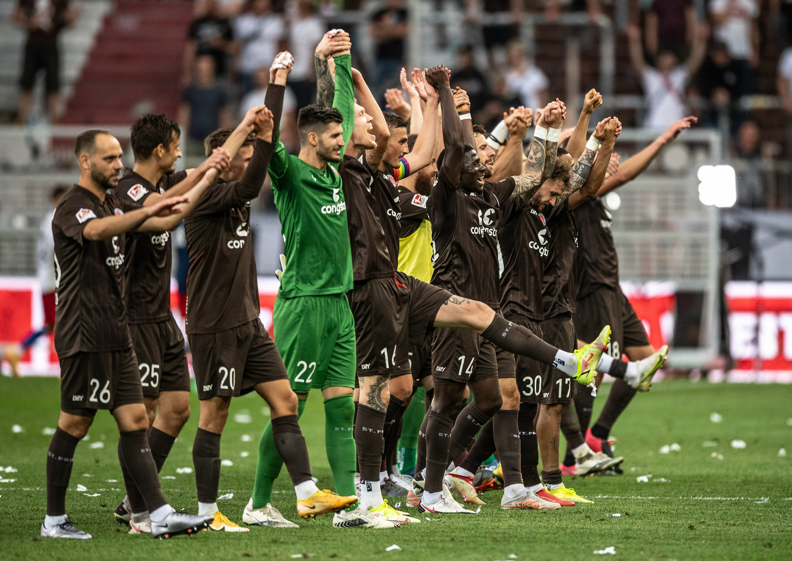 St. Pauli-Profis feiern den Derby-Sieg