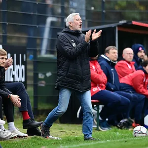Altona-Trainer Andreas Bergmann applaudiert