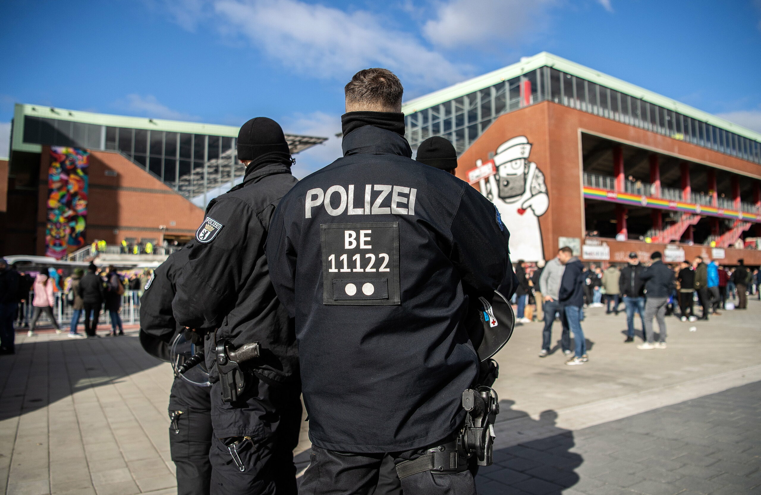 Polizei vor dem Millerntor-Stadion