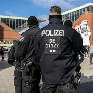 Polizei vor dem Millerntor-Stadion