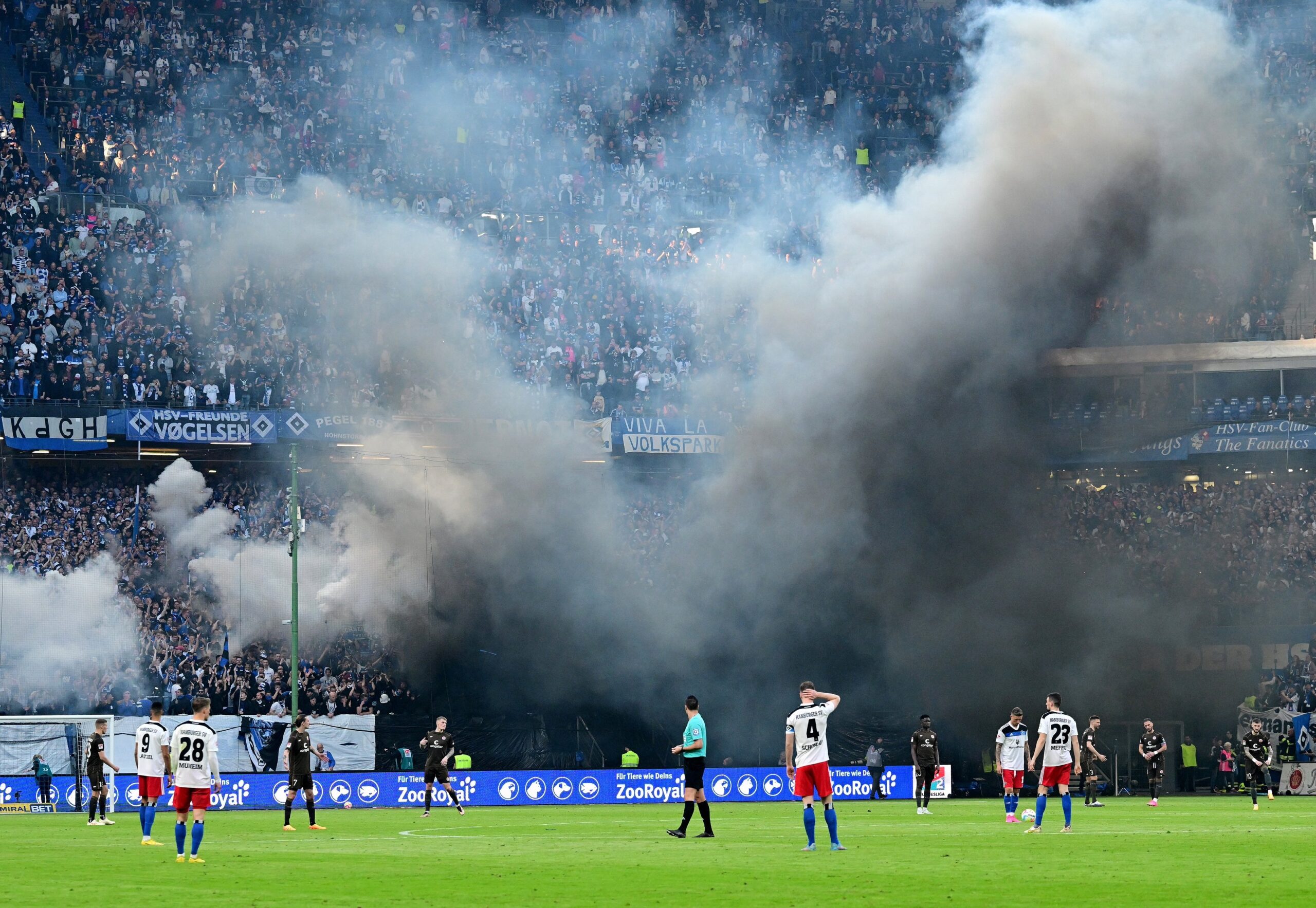 Rauch aus der HSV-Kurve beim Derby im Volkspark 2023