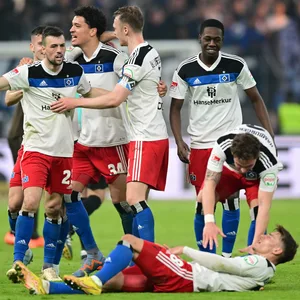 Jonas Meffert, Jonas David, Sebastian Schonlau und Elijah Krahn jubeln nach dem Derbysieg