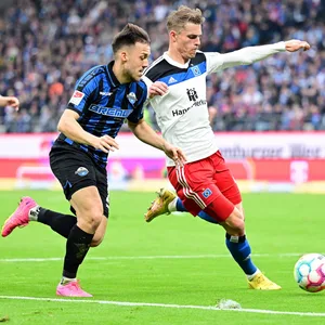 Julian Justvan (hier im Duell mit HSV-Verteidiger Miro Muheim) spielte von 2020 bis 2023 für den SC Paderborn.