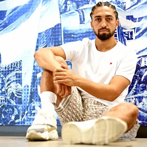 Immanuel Pherai vor einer HSV-Wand