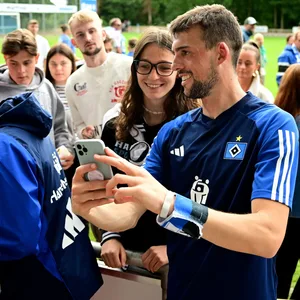 Jonas Meffert macht ein Selfie mit Fans von Verden 04, Immanuel Pherai unterschreibt Autogramme