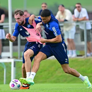 Valon Zumberi und Jonas David beim HSV-Training