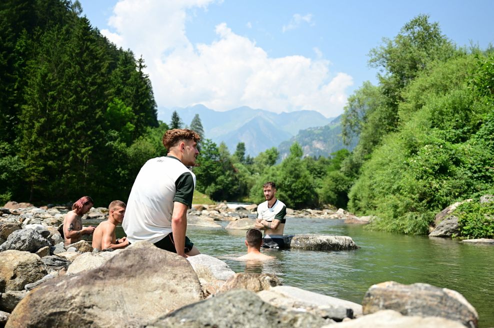 St. Paulis Spieler sitzen an einem Fluss