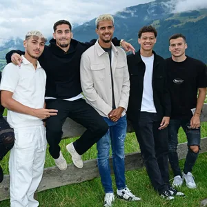 Jean-Luc Dompé, William Mikelbrencis, Ludovit Reis, Robert Glatzel, Andras Nemeth und Laszlo Benes im Trainingslager