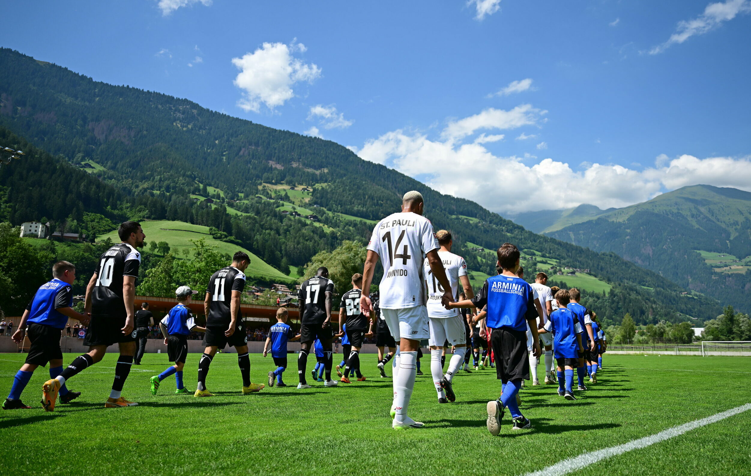 Der FC St. Pauli läuft vor einer malerischen Bergkulisse zu einem Testspiel im Trainingslager auf