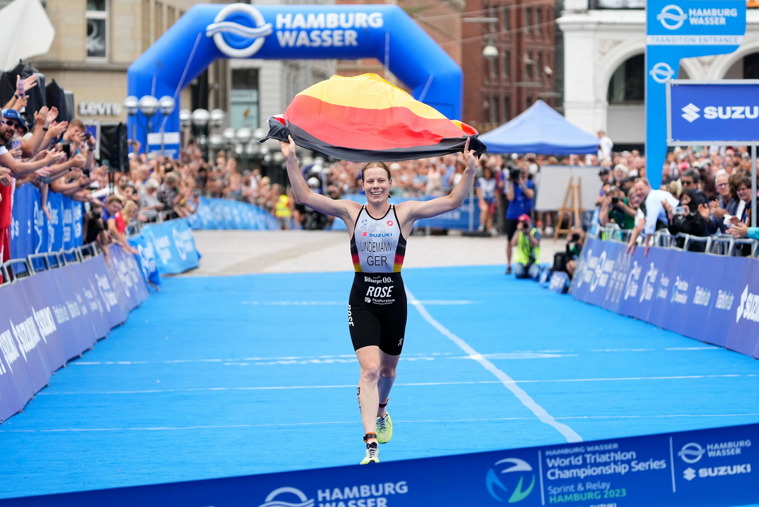 Laura Lindemann läuft beim Triathlon in Hamburg über die Ziellinie