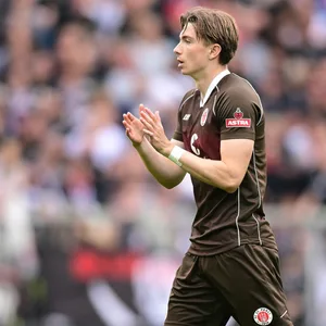 Scott Banks klatscht in die Hände