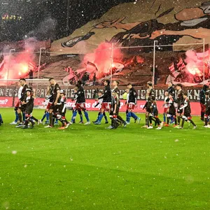 St. Paulis Fans zeigen im Derby gegen den HSV eine Choreografie mit Pyrotechnik