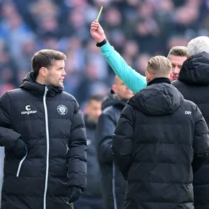 Schiedsrichter Tobias Welz zeigt Trainer Fabian Hürzeler die Gelbe Karte