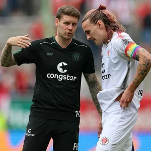 St. Pauli-Trainer Fabian Hürzeler redet mit Jackson Irvine