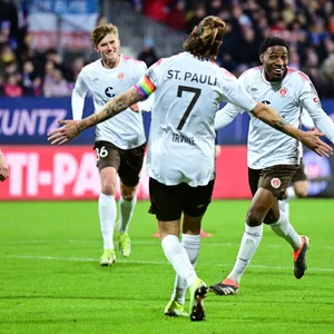 St. Pauli jubelt über ein Tor in Kiel