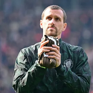 Simon Zoller vom FC St. Pauli mit einem Trikot in der Hand