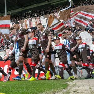 Die Mannschaft des FC St. Pauli läuft ins Millerntorstadion ein