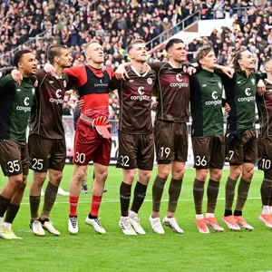St. Pauli-Profis feiern vor den Fans