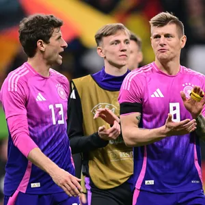 Thomas Müller und Toni Kroos bei der Ehrenrunde nach dem Länderspiel gegen die Niederlande