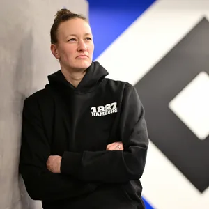 Almuth Schult vor einer HSV-Wand