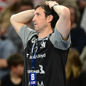 HSVH-Trainer Torsten Jansen fasst sich an den Kopf
