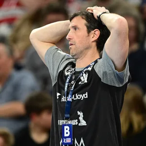 Torsten Jansen schlägt die Hände über dem Kopf zusammen