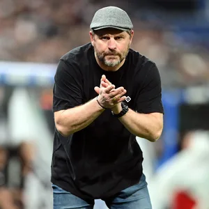 HSV-Trainer Steffen Baumgart klatscht in die Hände