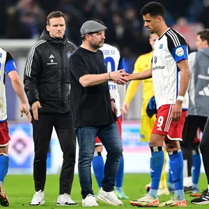 Steffen Baumgart klatscht mit Robert Glatzel ab