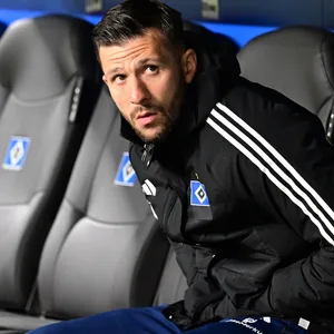Daniel Heuer Fernandes auf der HSV-Bank