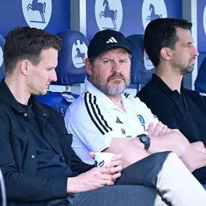 Claus Costa, Steffen Baumgart und Jonas Boldt auf der Trainerbank des HSV