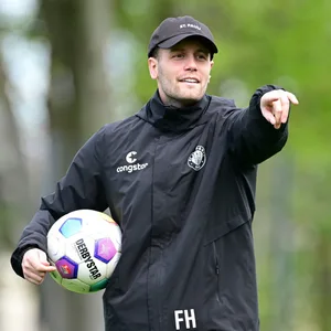 Fabian Hürzeler zeigt im Training nach vorne