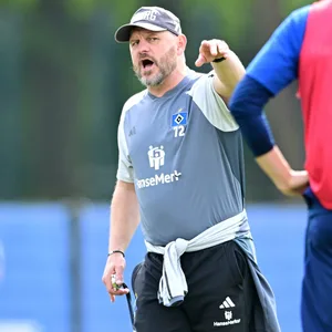 Trainer Steffen Baumgart im HSV-Training