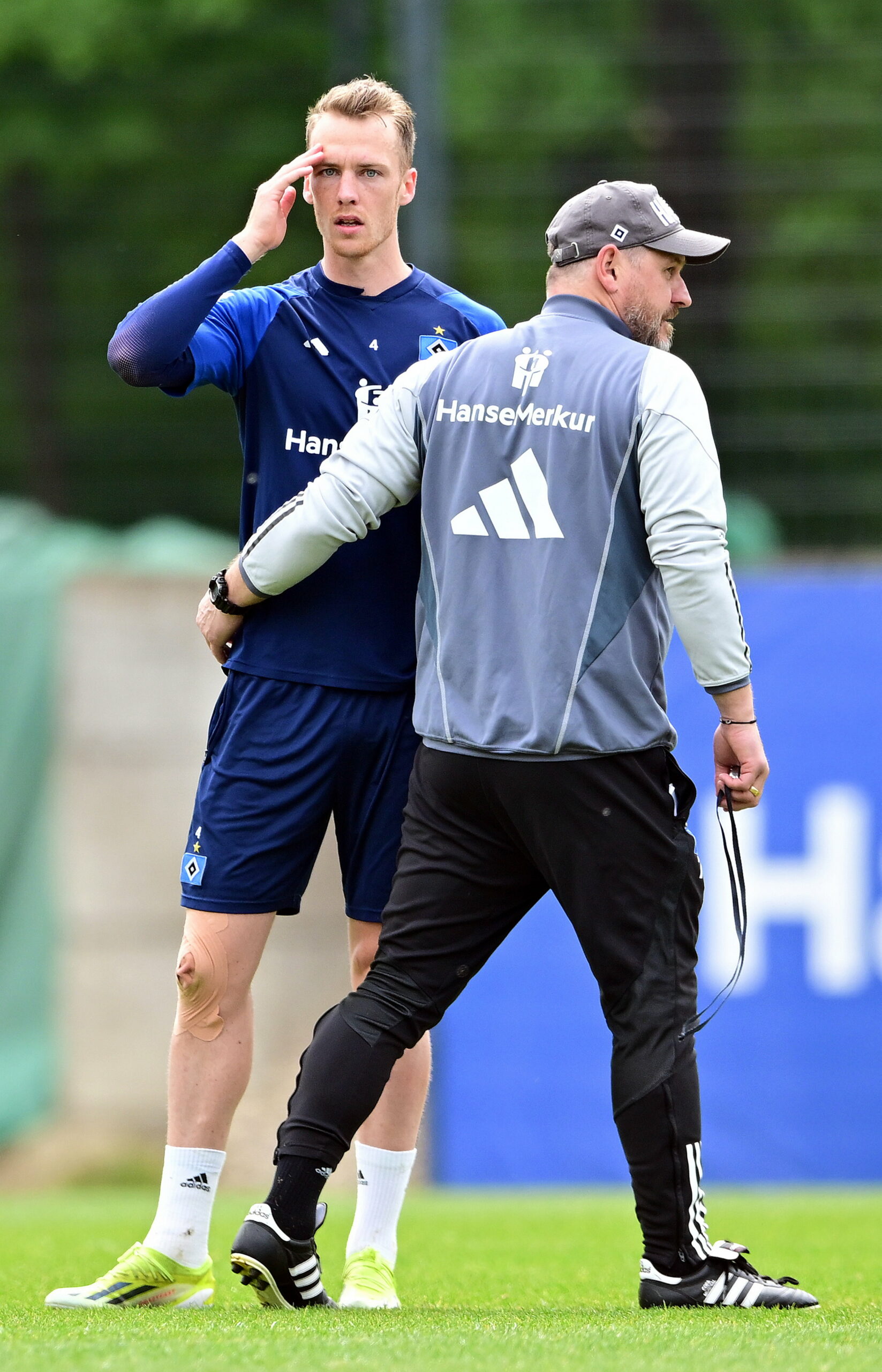 Sebastian Schonlau und HSV-Trainer Steffen Baumgart im Volkspark auf dem Trainingsplatz.