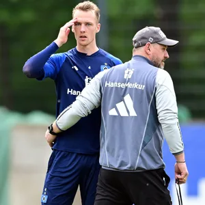 Sebastian Schonlau und HSV-Trainer Steffen Baumgart im Volkspark auf dem Trainingsplatz.