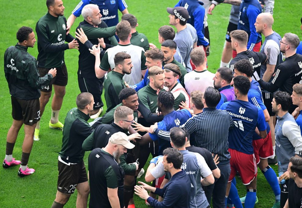 Rudelbildung beim Derby zwischen HSV und St. Pauli