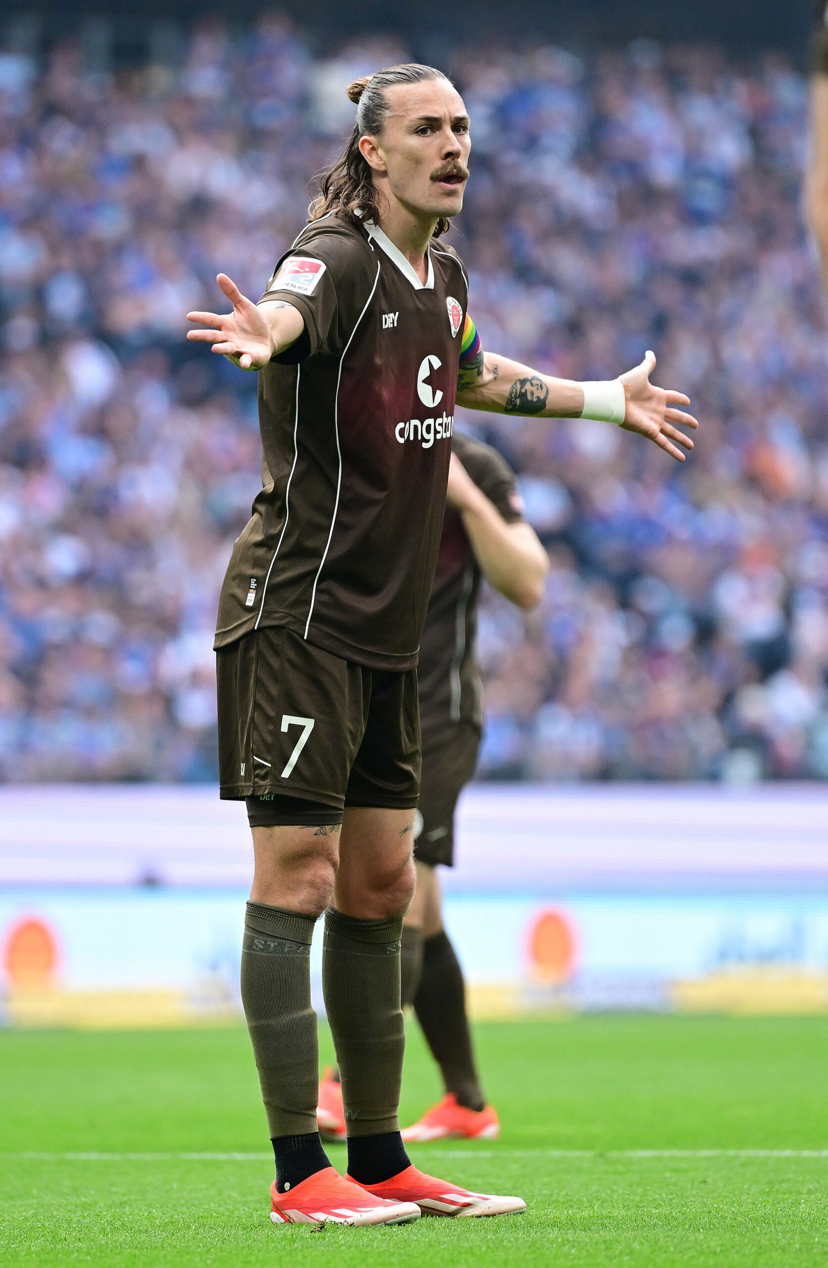 St. Pauli-Kapitän Jackson Irvine breitet hadernd die Arme aus